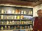 Eine Vitrine mit zahlreichen Bierkrügen von der Entwicklung des Maßkruges bis zum heutigen Wiesnkrug aus Glas.