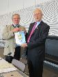 Kreisvorsitzender Josef Kirchmeier, bedankte sich bei Herrn Dr. Uhl  und zeichnete  ihn gebührend mit Abzeichen, Wimpel und Urkunde des Bayernbundes aus.