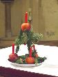 Ein Paradeisl „ein altbairischer Vorläufer des Adventskranzes, gebaut und gestiftet vom Vorstandsmitglied Michael Isemann schmückte den Altarraum
