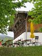 die Museumsgaststätte „ Starkerer Stadl“ mit einem der schönsten Bundwerkstadel Altbayerns und mit seinem Biergarten
