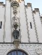 Auf der Westseite des Alten Rathauses beobachtet der Kaiser, der 1282 in München geboren wurde, das bunte Treiben am Marienplatz.