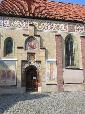 Das Eingangstor zur Schlosskapelle, links Adam und Eva und rechts der Hl. Onuphrius, der Schutzpatron Münchens
