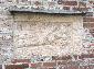 Aus hygienischen Gründen und aus Platz-mangel wurde der Friedhof um die Domkirche im 18. Jh. aufgelöst, einige Epitaphien wurden an der Außenmauer des Frauendoms angebracht, hier ein Grabstein der edlen Frau Petronella Strohmeier, die ihr gesamtes Vermögen einer wohltätigen Einrichtung vermachte. 
