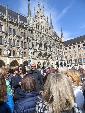 am Marienplatz vor dem Rathaus, früher war dies der Schrannenplatz und Viktualienmarkt Münchens, wurden uns von der Stadtführerin über viele geschichtlich und politisch interessante Geschichten berichtet 