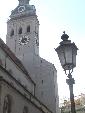 Die Peterskirche, der „Alte Peter“, hinter dem Marienplatz ist die älteste Pfarrkirche Münchens, der Turm zählt zu den besten Aussichtspunkten der Stadt und hat 8 Uhren, frei nach Karl Valentin: „Damit acht Leit gleichzeitig auf d’Uhr schaung kenna, vorn d’Kloana und hint’n d’Großn“.
