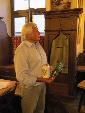 stellv. Vorstand Gerhard Träxler überreichte in Anerkennung des gelungenen Abends „Bayernbund-Krüge“ und ein historische Büchlein von Ludwig Thoma